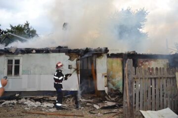 Un puternic incendiu a izbucnit luni după-amiază într-o gospodărie din comuna Dărmănești