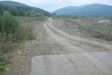 Porțiunea de drum care a fost ruptă de ape în 2010