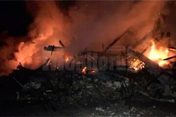 Un puternic incendiu a izbucnit, luni seară, în jurul orei 19.30, într-o gospodărie din satul Dumbrăveni