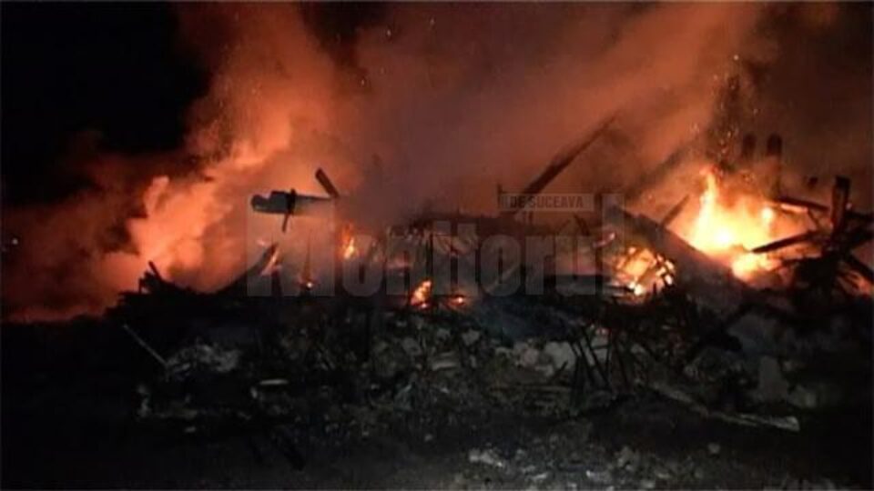 Un puternic incendiu a izbucnit, luni seară, în jurul orei 19.30, într-o gospodărie din satul Dumbrăveni Un puternic incendiu a izbucnit, luni seară, în jurul orei 19.30, într-o gospodărie din satul Dumbrăveni