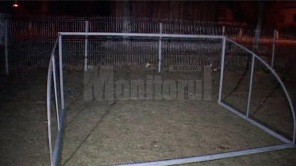 Minorul a fost lovit de una din porțile de pe terenul de sport