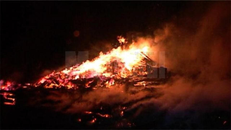 Un puternic incendiu a izbucnit luni seară într-o gospodărie din satul Dumbrăveni, comuna Râșca