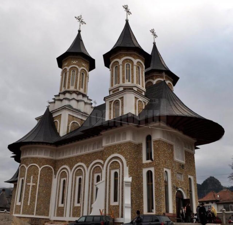 Liturghie arhierească în parohia „Sfântul Ioan Botezătorul“ Pojorâta