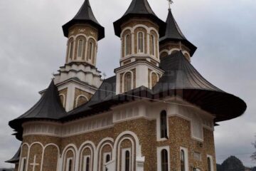 Liturghie arhierească în parohia „Sfântul Ioan Botezătorul“ Pojorâta
