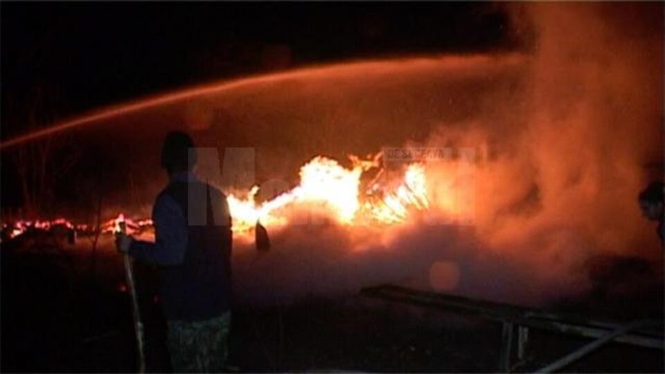 Un puternic incendiu a izbucnit luni seară într-o gospodărie din satul Dumbrăveni, comuna Râșca