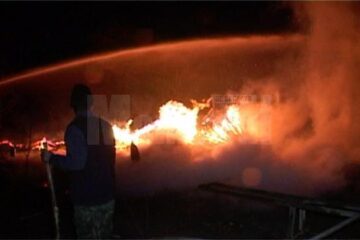Un puternic incendiu a izbucnit luni seară într-o gospodărie din satul Dumbrăveni, comuna Râșca