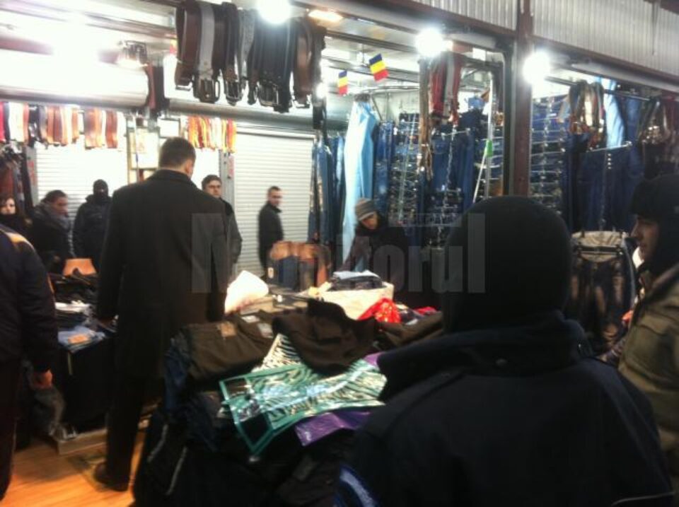 Inspectorii antifraudă au confiscat mărfuri de la comercianții ilegali din Bazarul Sucevei Inspectorii antifraudă au confiscat mărfuri de la comercianții ilegali din Bazarul Sucevei