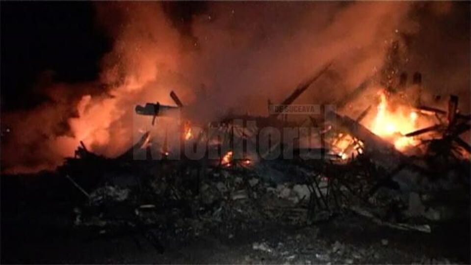 Un puternic incendiu a izbucnit luni seară într-o gospodărie din satul Dumbrăveni, comuna Râșca
