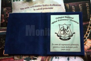 21 de profesori pensionari, dar și personal nedidactic, au primit plachete de mulțumire