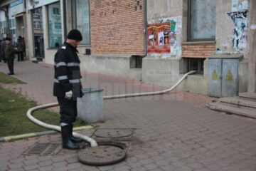La subsolul Hotelului Central, de pe strada Nicolae Bălcescu, s-a produs o avarie la conductele de apă