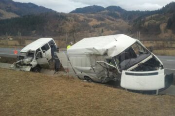 Cele două autoutilitare implicate în accident