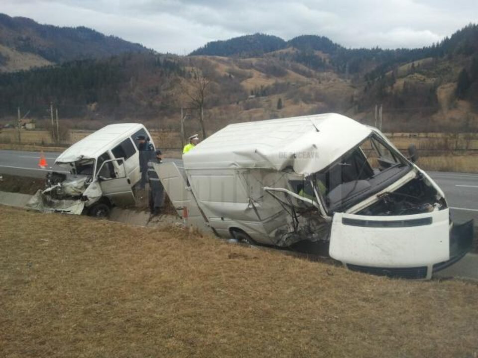 Cele două autoutilitare implicate în accident