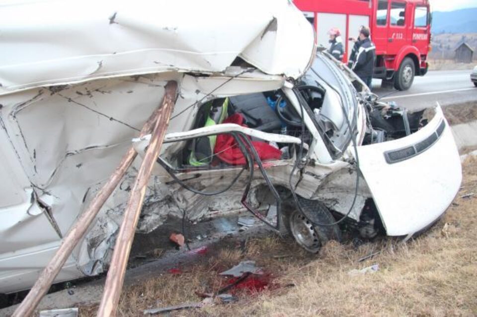 Una dintre mașinile implicate în accident