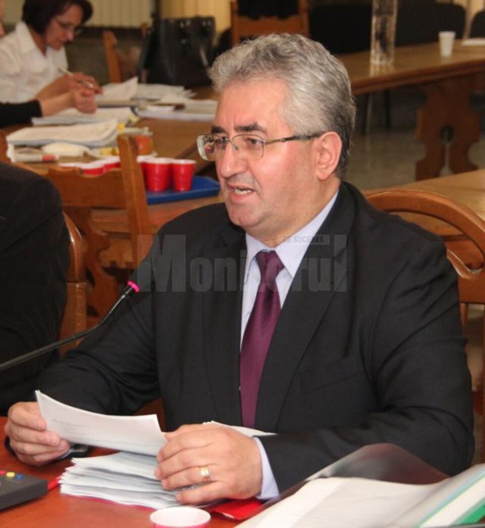 Ion Lungu: „ Am constatat că inclusiv în parcarea primăriei au fost lăsate mașini expuse la vânzare” Ion Lungu: „ Am constatat că inclusiv în parcarea primăriei au fost lăsate mașini expuse la vânzare”