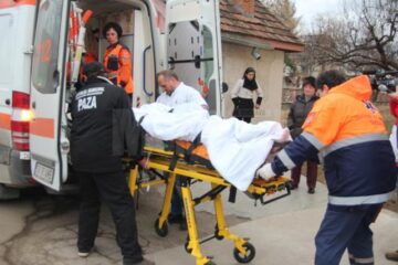 Cei trei oameni care au supraviețuit au răni grave