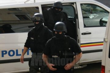 Opt percheziții domiciliare și 21 de persoane audiate într-un dosar de trafic de minori și proxenetism