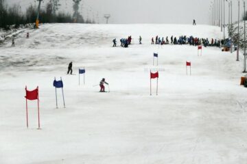 Pârtiile din Vatra Dornei, pline cu ocazia concursului „Bucuriile Zăpezii”