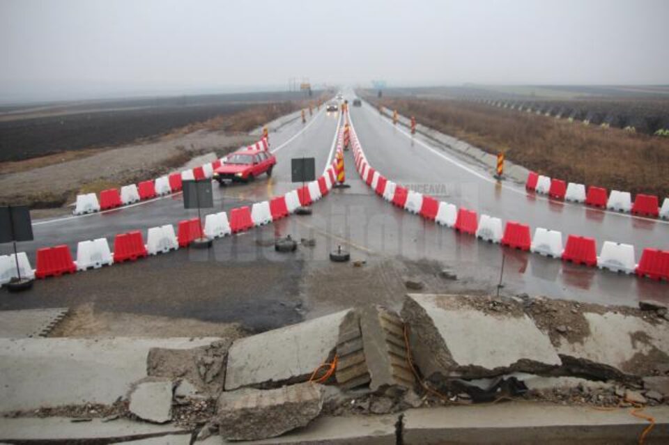 Începând de sâmbătă după-amiază, pentru șoferii care vin dinspre Gura Humorului a fost deschisă ocolirea zidului prin dreapta Începând de sâmbătă după-amiază, pentru șoferii care vin dinspre Gura Humorului a fost deschisă ocolirea zidului prin dreapta