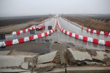 Începând de sâmbătă după-amiază, pentru șoferii care vin dinspre Gura Humorului a fost deschisă ocolirea zidului prin dreapta