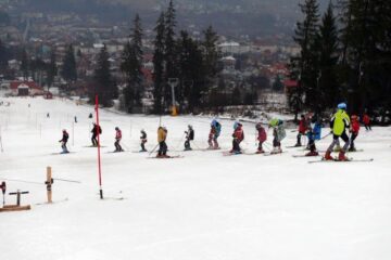 Pârtiile din Vatra Dornei, pline cu ocazia concursului „Bucuriile Zăpezii”