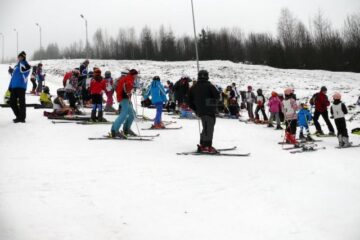 Pârtiile din Vatra Dornei, pline cu ocazia concursului „Bucuriile Zăpezii”