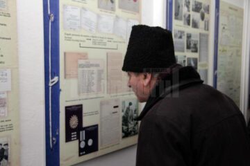 Expoziția prezintă pe 45 de panouri, într-o formă accesibilă și sintetică, informații și documente care vizează istoria de peste patru decenii a Securității