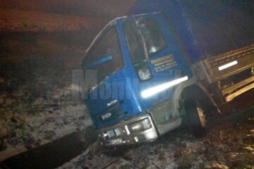 Tirul care a derapat și a blocat circulația Foto: Bogdan Nasaudean