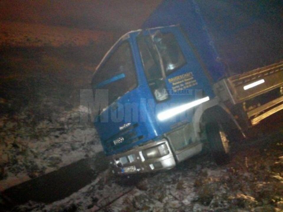 Tirul care a derapat și a blocat circulația Foto: Bogdan Nasaudean