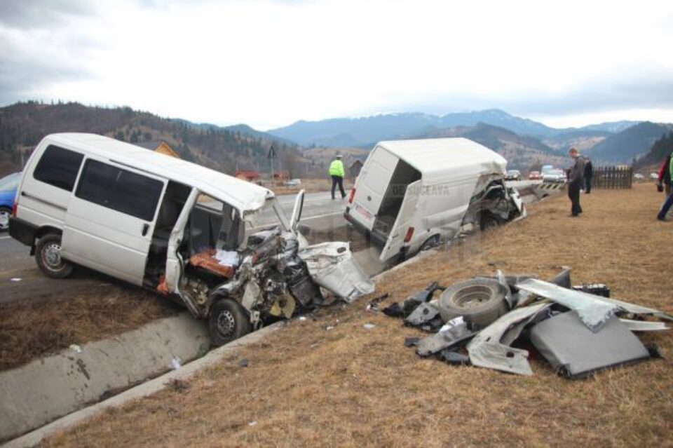 Cumplitul accident rutier petrecut vinerea trecută pe DN 17, la intrarea în Câmpulung Moldovenesc dinspre Gura Humorului Cumplitul accident rutier petrecut vinerea trecută pe DN 17, la intrarea în Câmpulung Moldovenesc dinspre Gura Humorului