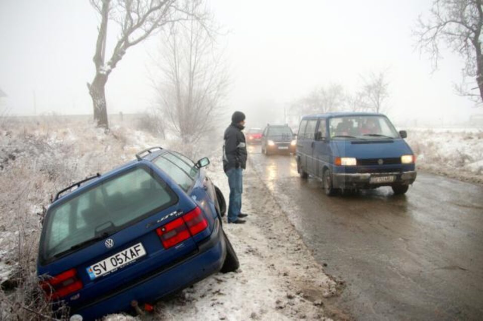 Mașină ajunsă în șanț din cauza poleiului