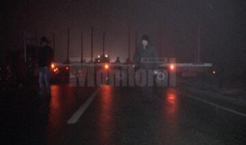 Drumul european 576, care leagă Suceava de Vatra Dornei, a fost blocat aseară, în jurul orei 20.00, după ce un tir a derapat și s-a pus de-a curmezișul carosabilului în zona Trei Movile - Șcheia