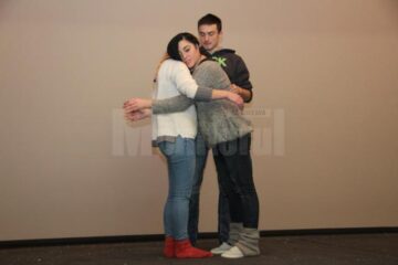 Vica Bucun, coregrafa vedetelor de la „Dansez pentru tine”, îi pregătește pe actorii trupei de teatru studențesc Fabulinus