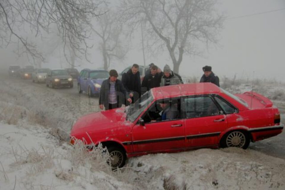 Mașină ajunsă în șanț din cauza poleiului