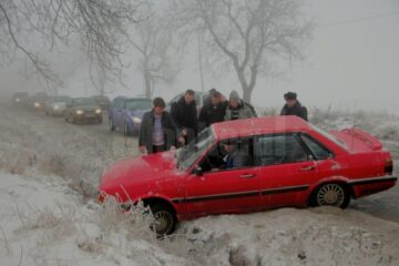 Mașină ajunsă în șanț din cauza poleiului