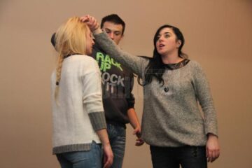 Vica Bucun, coregrafa vedetelor de la „Dansez pentru tine”, îi pregătește pe actorii trupei de teatru studențesc Fabulinus