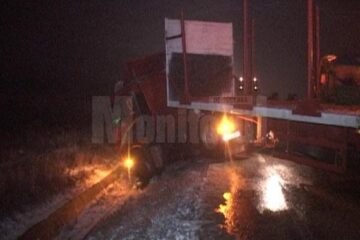 Drumul european 576, care leagă Suceava de Vatra Dornei, a fost blocat aseară, în jurul orei 20.00, după ce un tir a derapat și s-a pus de-a curmezișul carosabilului în zona Trei Movile - Șcheia