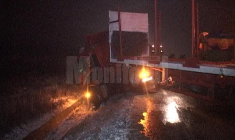 Drumul european 576, care leagă Suceava de Vatra Dornei, a fost blocat aseară, în jurul orei 20.00, după ce un tir a derapat și s-a pus de-a curmezișul carosabilului în zona Trei Movile - Șcheia Drumul european 576, care leagă Suceava de Vatra Dornei, a fost blocat aseară, în jurul orei 20.00, după ce un tir a derapat și s-a pus de-a curmezișul carosabilului în zona Trei Movile - Șcheia