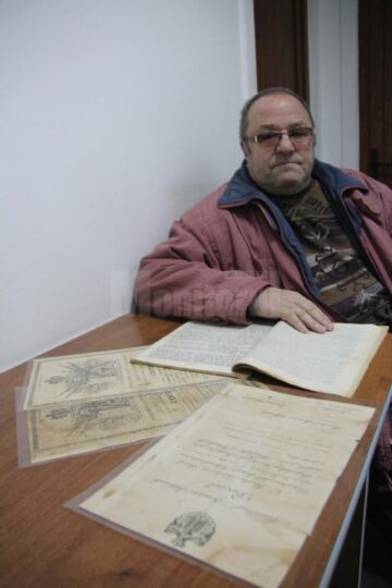 Nicolae Sergiu Coclici cu documentele tatălui său