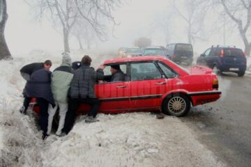 Mai multe autovehicule au derapat și au ajuns în șanțurile de pe marginea drumurilor