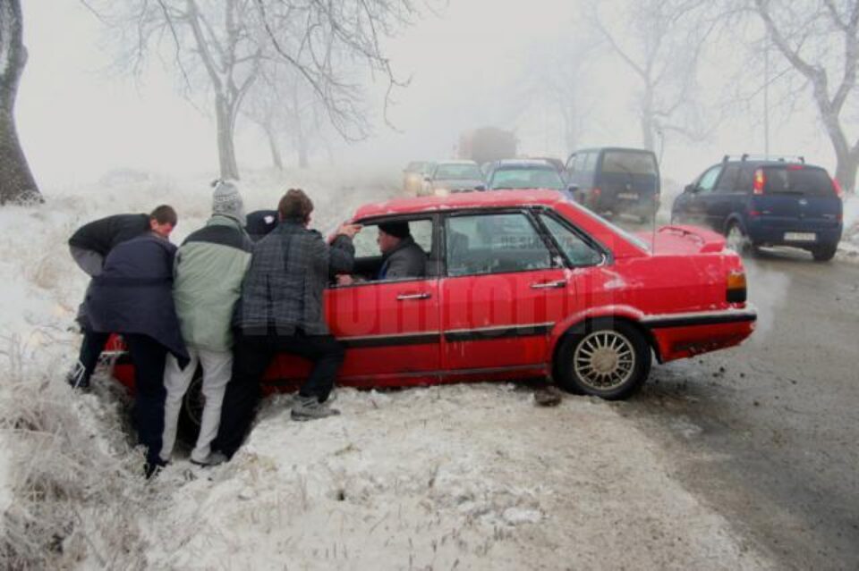 Mai multe autovehicule au derapat și au ajuns în șanțurile de pe marginea drumurilor Mai multe autovehicule au derapat și au ajuns în șanțurile de pe marginea drumurilor