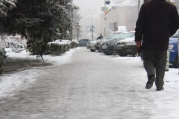 În unele zone, trotuarele s-au transformat în adevărate patinoare