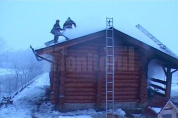 Două case au luat foc de la coșurile de fum neizolate