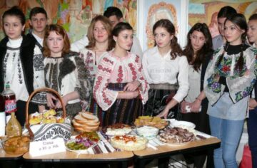 Unirea, sărbătorită la Colegiul “Vasile Lovinescu” din Fălticeni cu expoziție de produse tradiționale din cele trei provincii istorice
