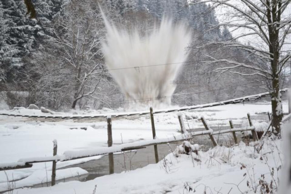 Explozie la un pod de gheață