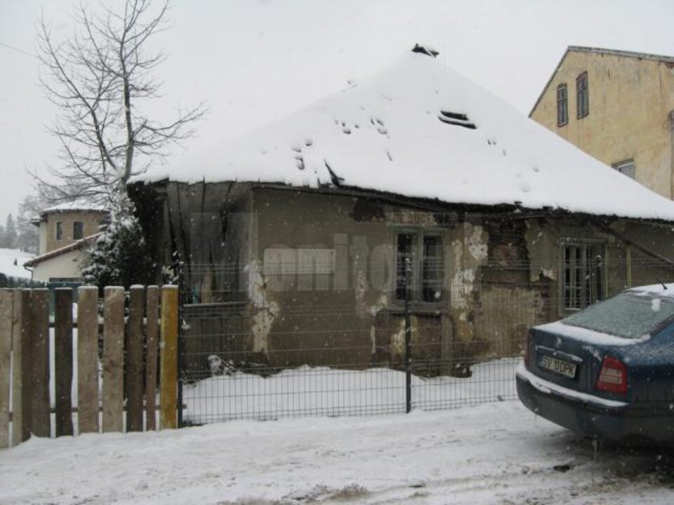 Casa de lemn Hopmeier, de pe strada Armenească nr. 13, se află acum într-o stare avansată de degradare Casa de lemn Hopmeier, de pe strada Armenească nr. 13, se află acum într-o stare avansată de degradare
