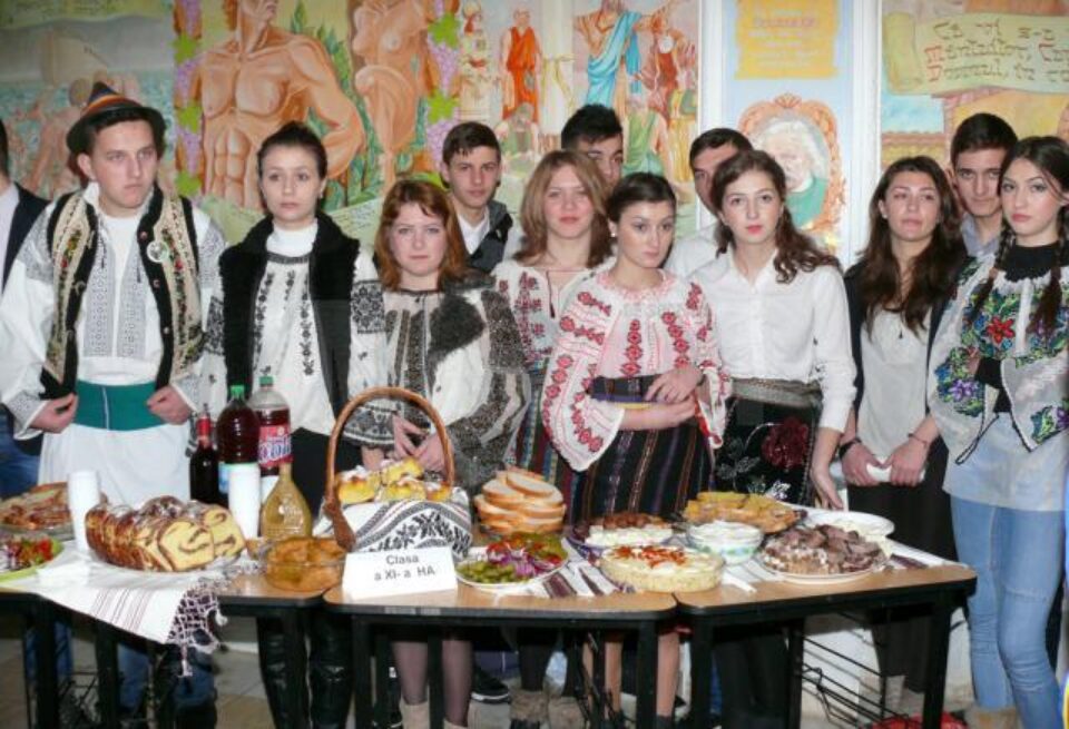 Unirea, sărbătorită la Colegiul “Vasile Lovinescu” din Fălticeni cu expoziție de produse tradiționale din cele trei provincii istorice