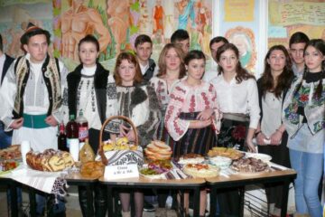 Unirea, sărbătorită la Colegiul “Vasile Lovinescu” din Fălticeni cu expoziție de produse tradiționale din cele trei provincii istorice