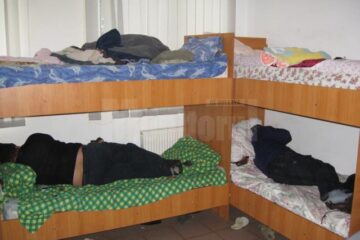 La centru de noapte pentru persoane fără adăpost care funcționează pe lângă Biserica Sfânta Vineri, în parteneriat cu Primăria Suceava, era ieri aproape plin