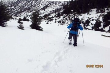 Turiștii care doresc să meargă pe munți, avertizați că vor avea parte de vânt și ninsori