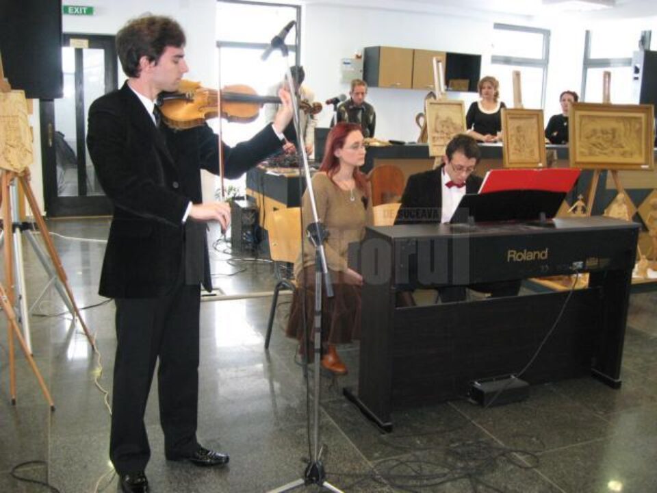 Spectacol susținut de violonistul Ciprian Mihail Reuț, acompaniat la pian de prof. Johannes Raimund Onesciuc Spectacol susținut de violonistul Ciprian Mihail Reuț, acompaniat la pian de prof. Johannes Raimund Onesciuc